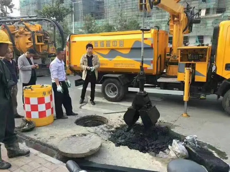 商都街道：网格员化身“清道夫”，为民解忧疏通“堵心”化粪池