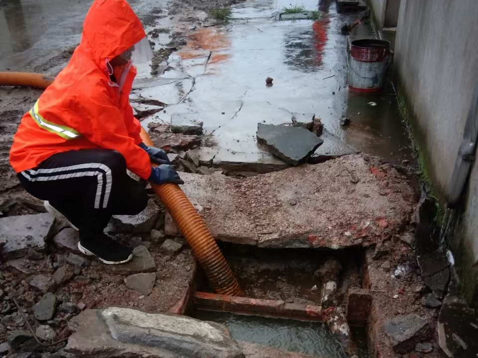 商都专业清理污水池 炜誉市政以规范流程守护城市 “肠道”