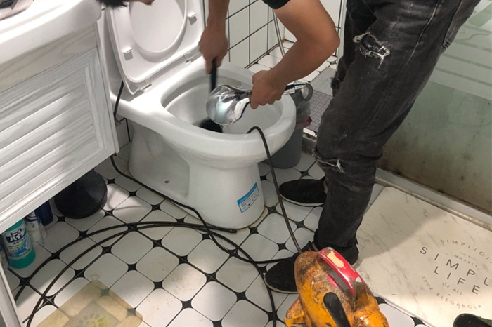 商都马桶堵塞自己疏通还是找师傅?专业上门服务让你省时更省心