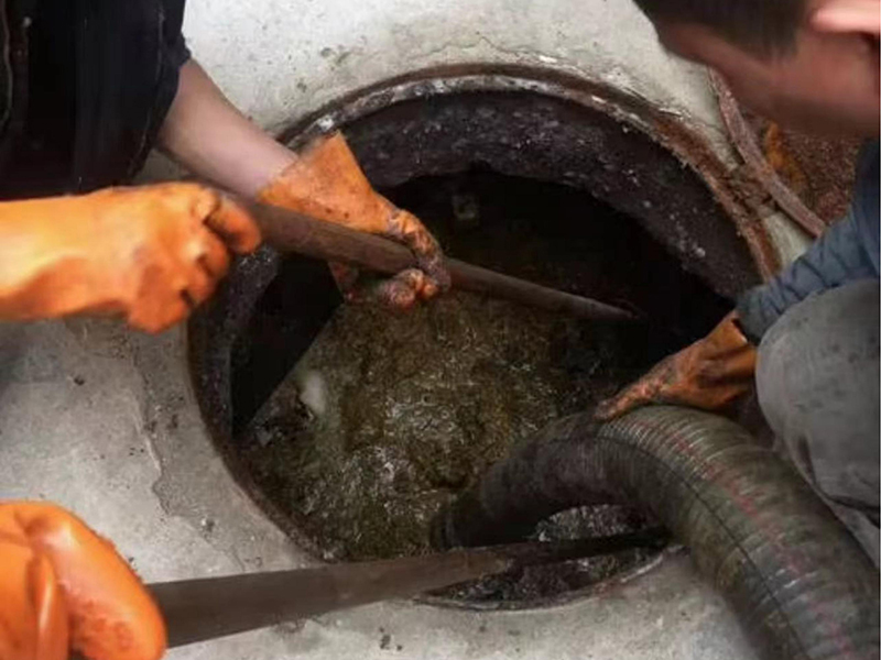 商都清理化粪池时如何避免沼气的危害?